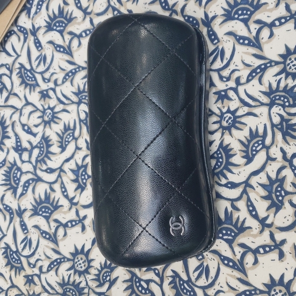 Chanel Mens Sunglasses and Case - Picture 5 of 6
